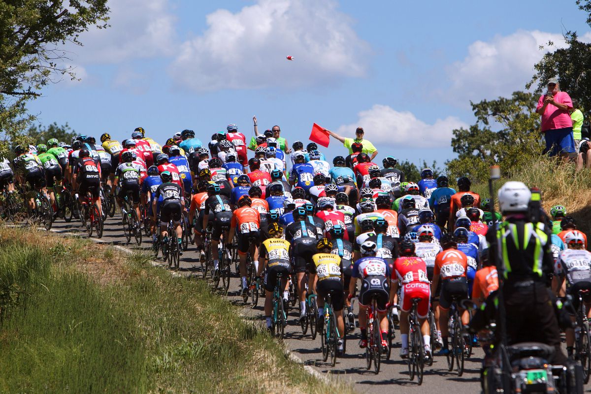 Just your average flying bidon at the feedzone