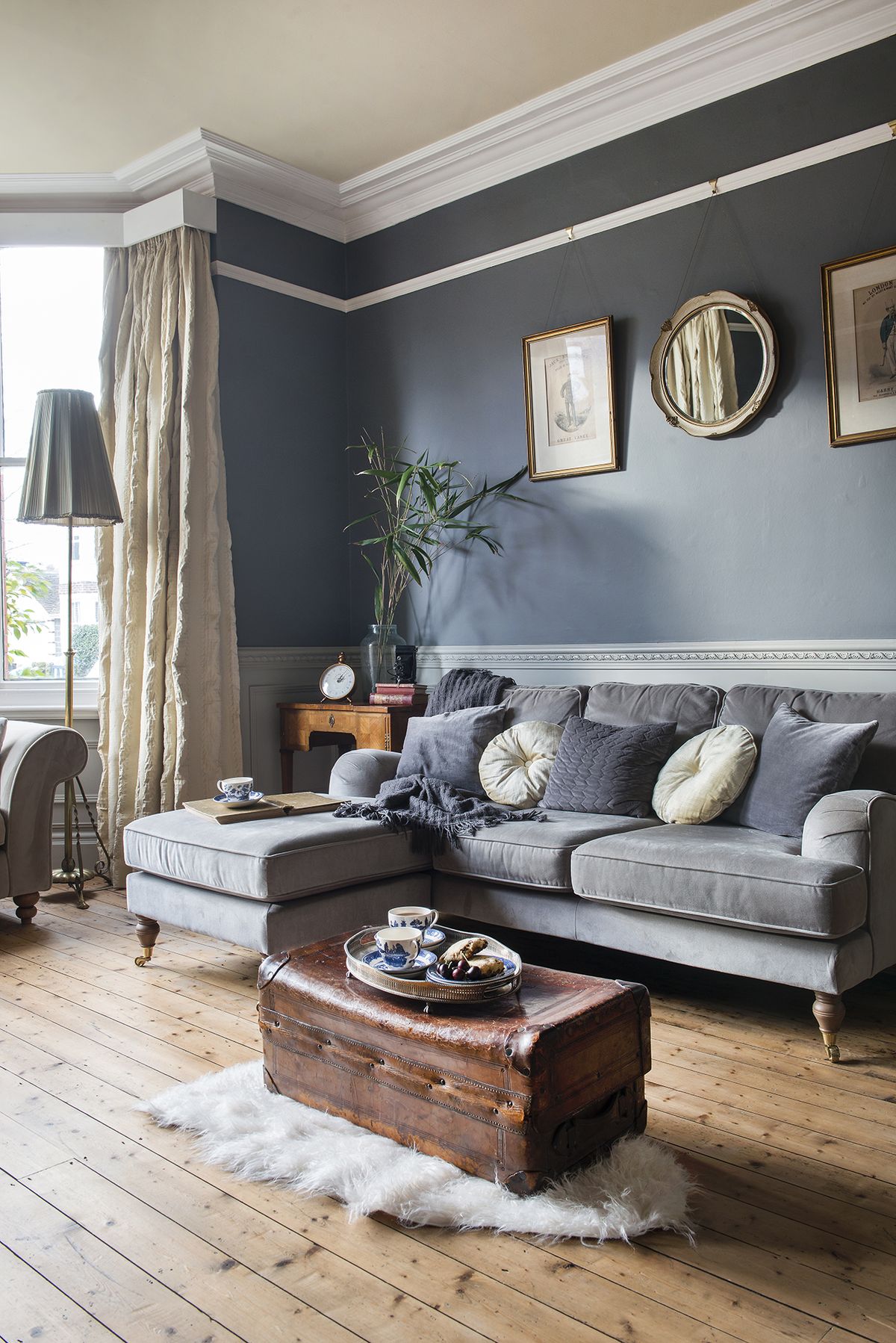 Featured image of post Warm Cosy Grey Living Room Ideas - This room, at its skeleton, is cold with its exposed brick walls, black window frames and white wooden warm hues like gold and chestnut create an inviting, cozy atmosphere in this living room.