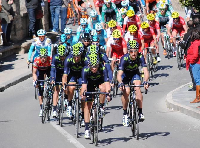 Movistar works to control the gap to the breakaway