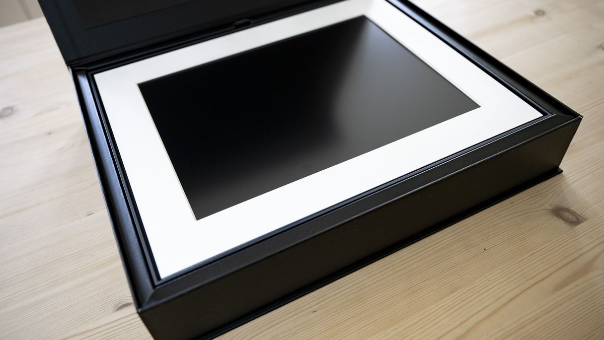 Aura Walden digital photo frame unboxing