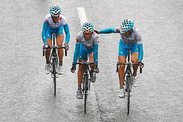 Ezequiel Mosquera (Xacobeo Galicia) is escorted to the finish after the crash.