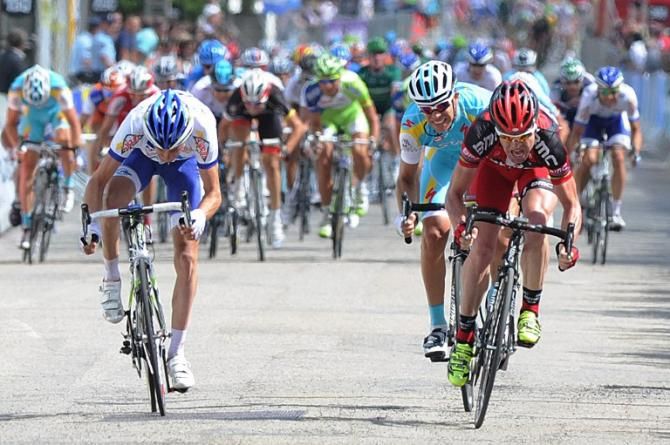 Cadel Evans (BMC) sprints to the stage win at the Dauphin&eacute;