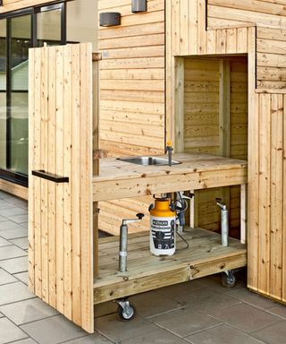 pull-out outdoor sink and kitchen space