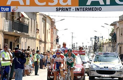 The breakaway passes the second intermediate sprint in Daimiel, led by Christophe Edaleine (Cofidis).
