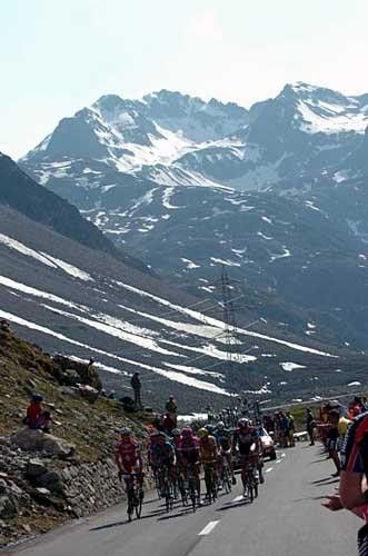 The peloton shattered into small groups on the Albulapass.