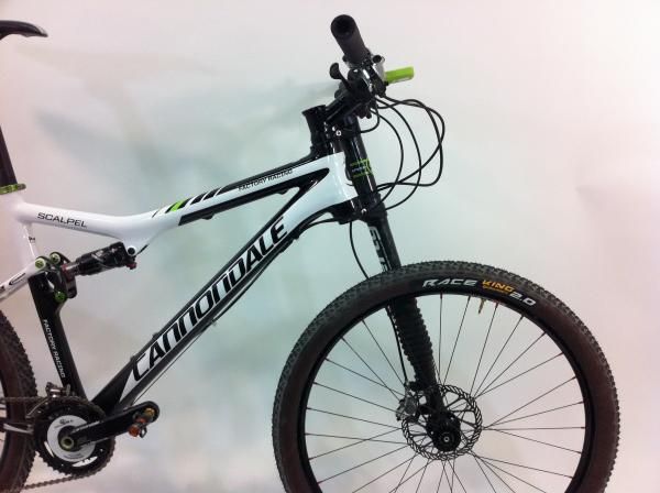 Up front, the Cannondale Lefty Speed Carbon XLR 100mm travel fork smooths things out. It has a remote lock out.