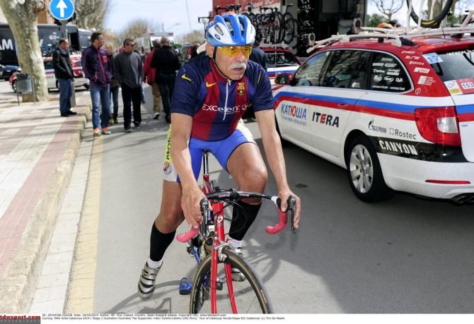 A Team Barcelona-fan gets ready for the start of stage one