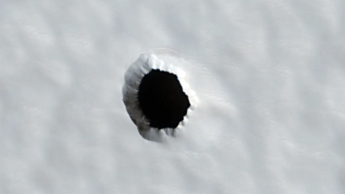  Mysterious 'hole' on Mars could be future home for astronauts 