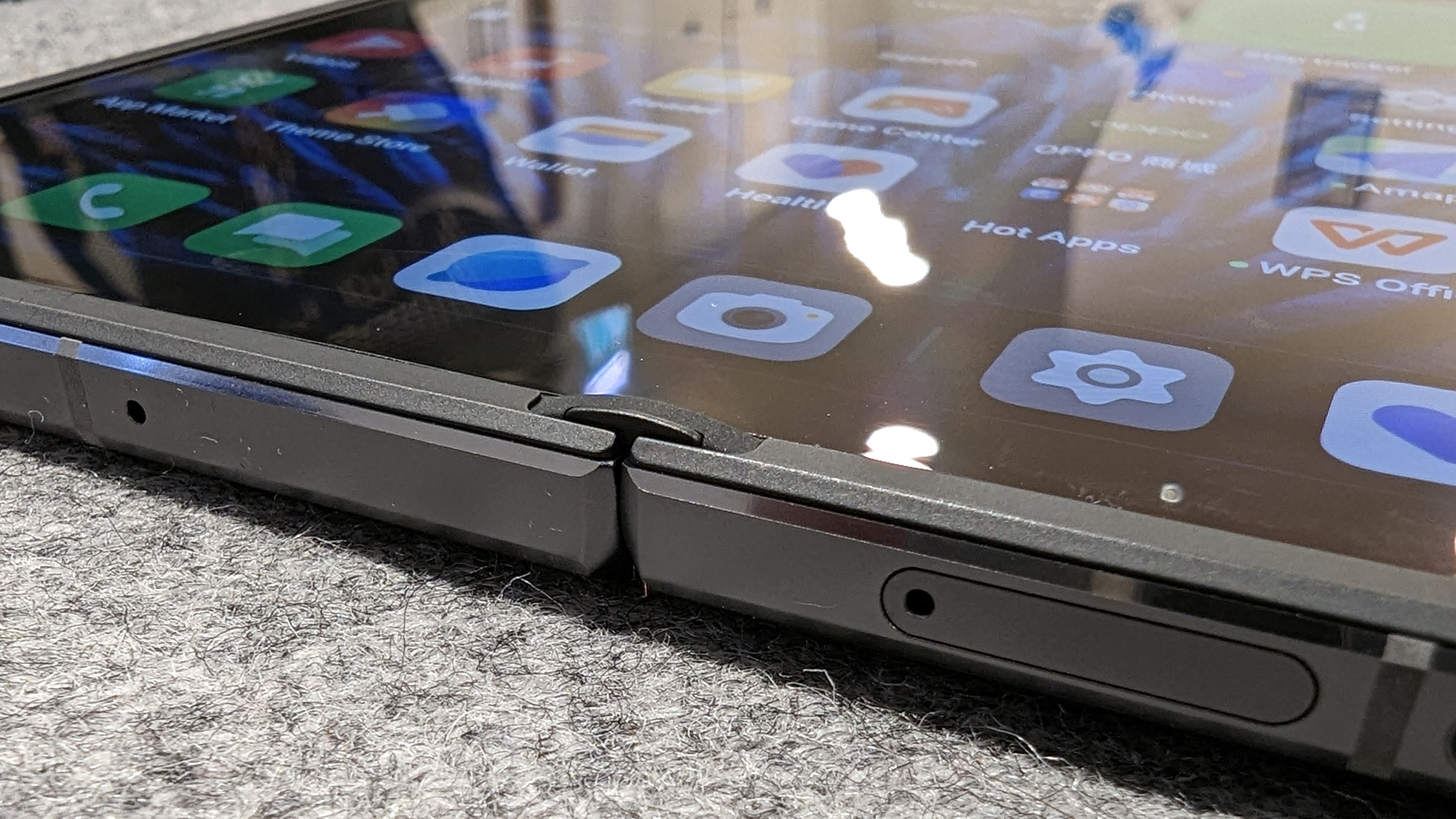 Oppo Find N2 hands-on hinge open close up