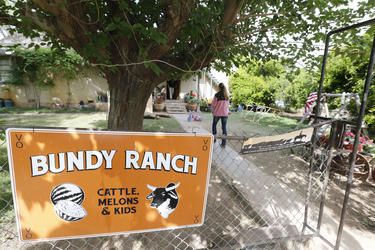 Glenn Beck and Tucker Carlson warn conservatives about Bundy ranch dispute