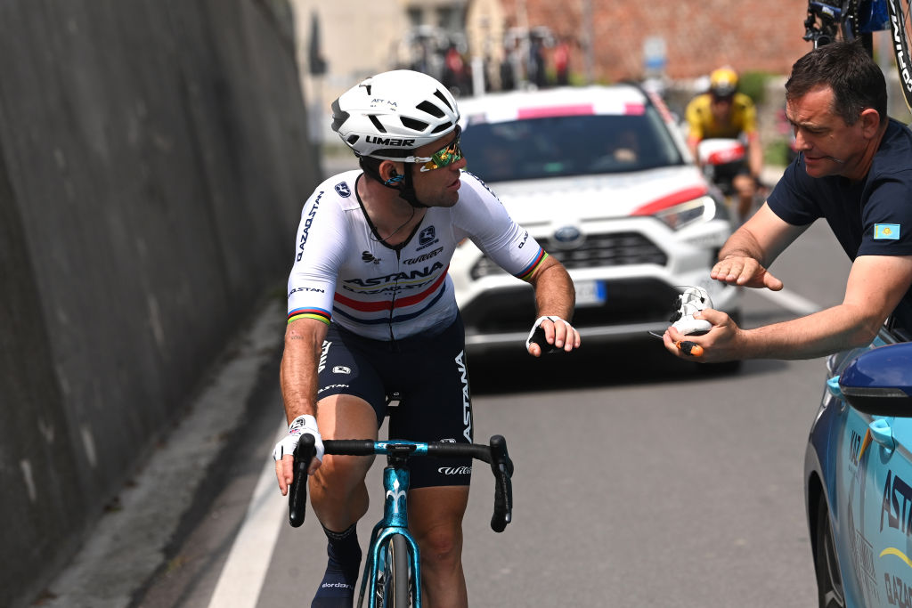 CAORLE ITALY MAY 24 Mark Cavendish of The United Kingdom and Astana Qazaqstan Team assisted by a mechanic due to a shoe problem during the the 106th Giro dItalia 2023 Stage 17 a 197km stage from Pergine Valsugana to Caorle UCIWT on May 24 2023 in Caorle Italy Photo by Tim de WaeleGetty Images