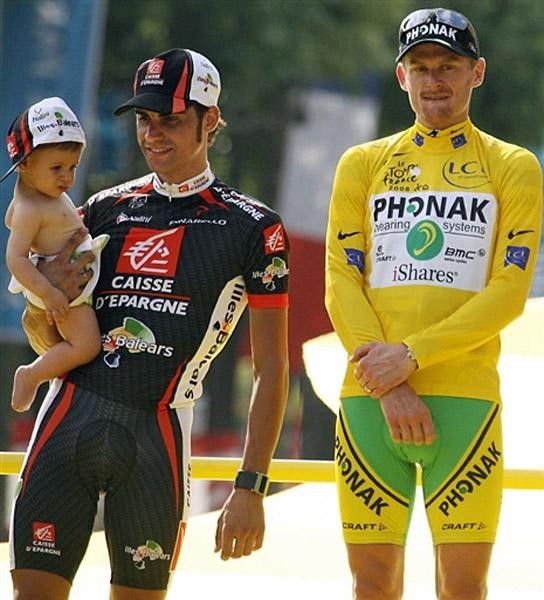 USA's Floyd Landis (Phonak/Swi) celebrating his yellow jersey as overall leader with second-placed overall Spain's Oscar Pereiro (Caisse d'Epargne-Illes Balears/Spa)
