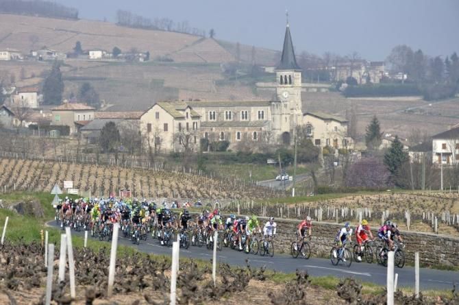 The peloton in Paris-Nice