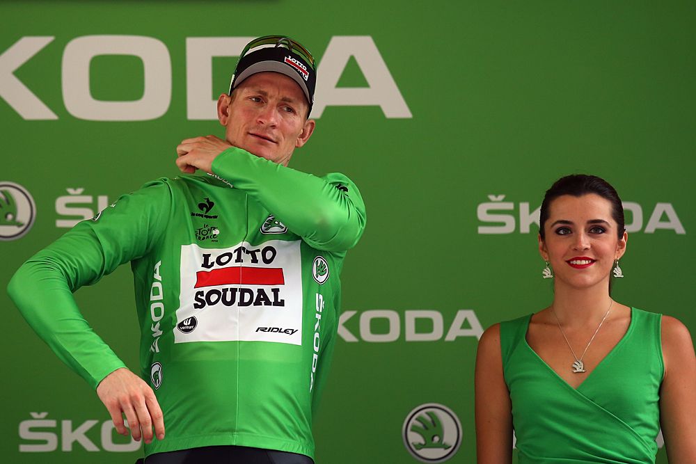 Andr&eacute; Greipel (Lotto Soudal) puts on the green jersey