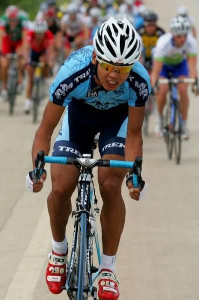 Sea Keong Loh (Trek-Marco Polo) attempts to split the group up.
