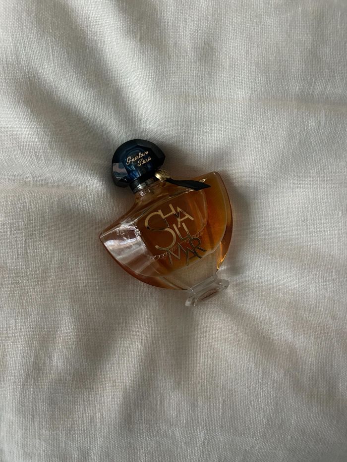 A picture of Guerlain Shalimar L'Essence on a white linen background