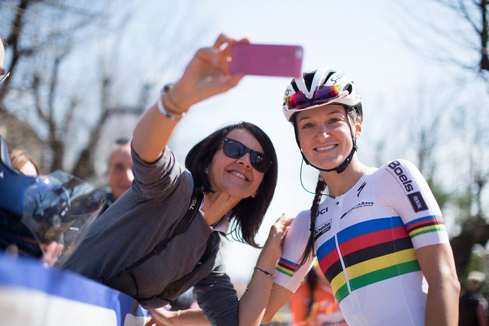 Lizzie Armitstead (Boels-Dolmans Cycling Team) stands in for a selfie with a fan before the start of the Trofeo Alfredo Binda