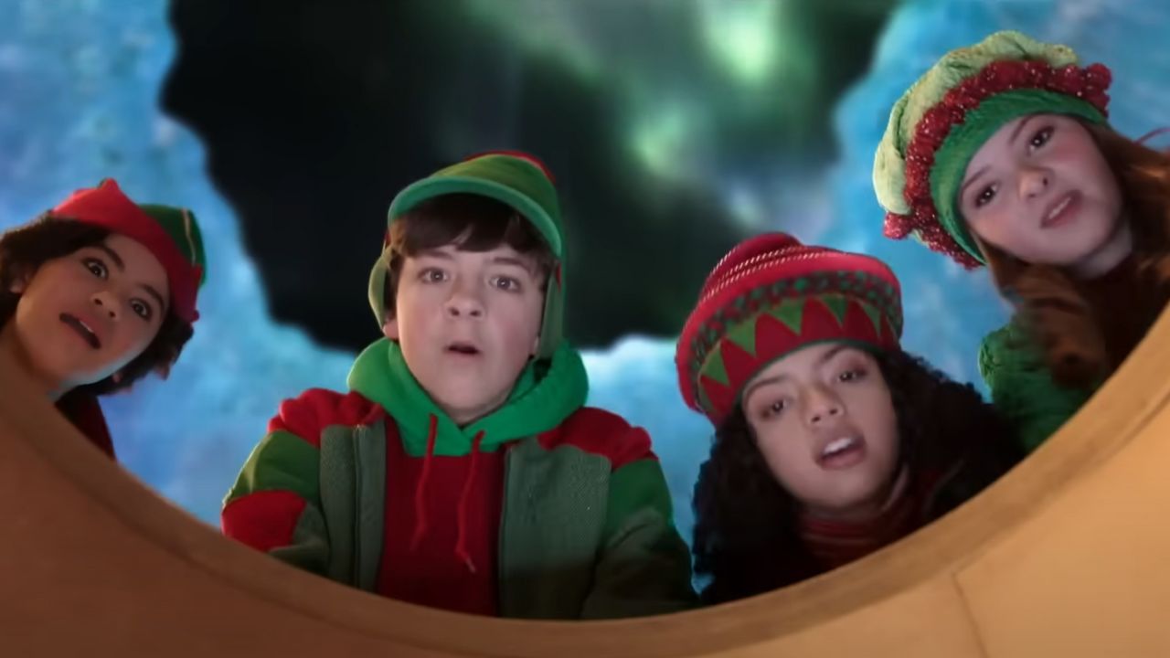 Vier der Kinder schauen in „The Naughty Nine“ in die Gruft des Weihnachtsmanns