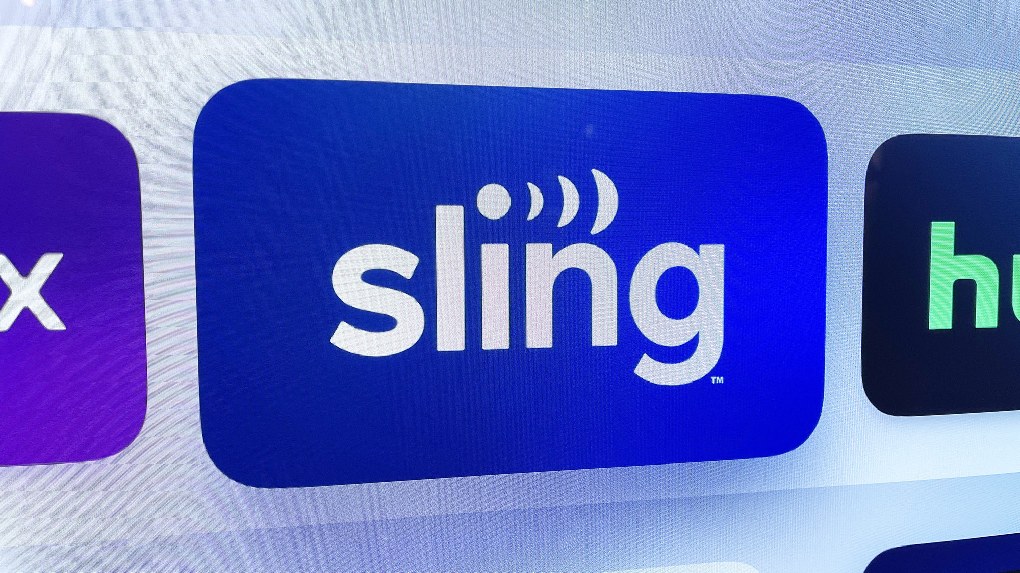 زر تطبيق Sling TV على شاشة Apple TV الرئيسية.