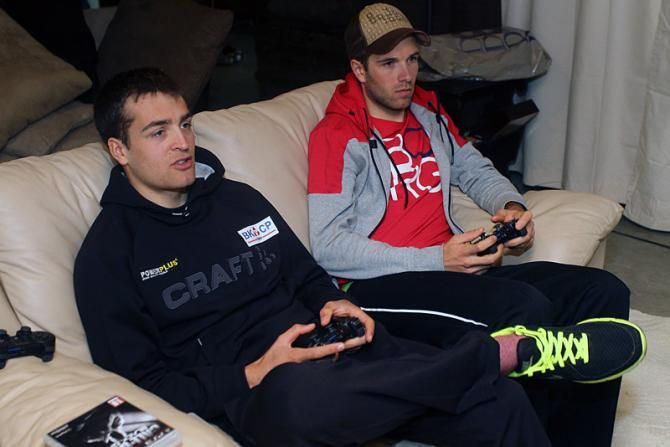 Belgium's U23 rider Wietse Bosmans and outgoing elite word champion Niels Albert play some video games.
