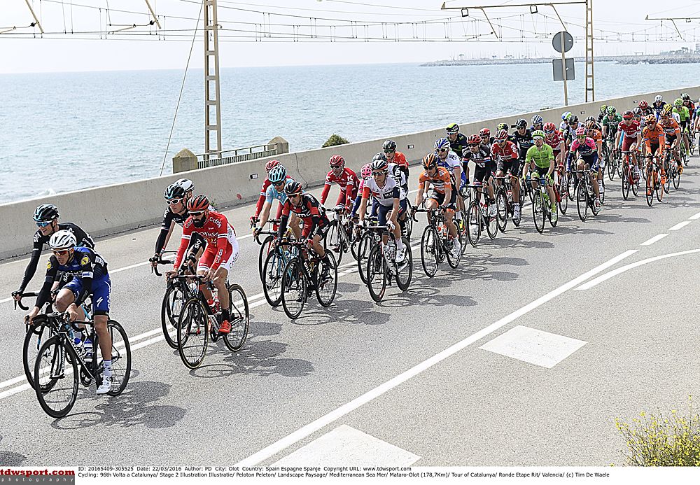 The peloton racing along the coast at Volta a Catalunya stage 2