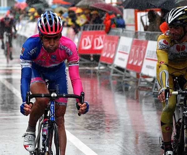 Ruben Lobato (Saunier Duval) checks if the Lampre team-mates are happy with the win, but everybody was too cold to celebrate.
