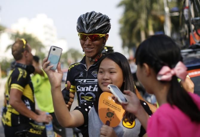 Fans turn out for the Tour of Hainan
