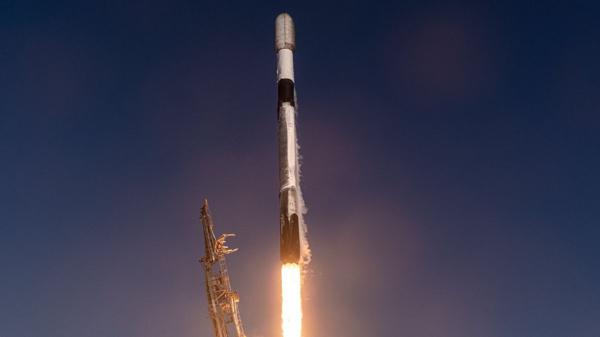SpaceX launches Falcon 9 Starlink mission for 1st time in more than 3 weeks (photos)