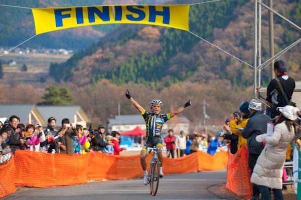 Takenouchi Yu (Team Eurasia-Fondriest bikes) celebrates his first title of Japan national champion