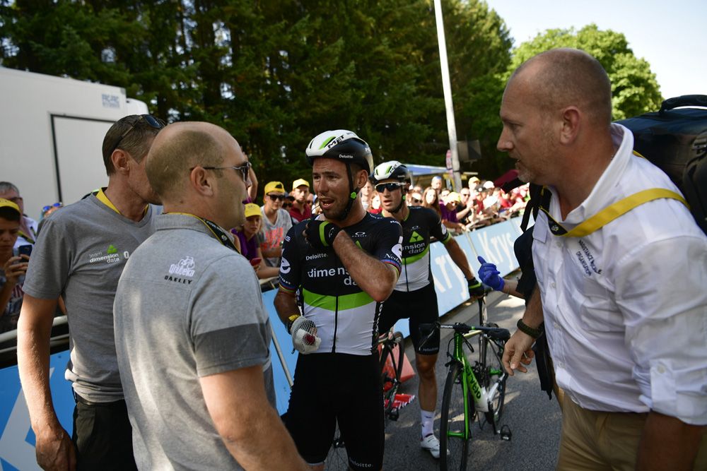 Mark Cavendish and his Dimension Data staff talk to the race doctor