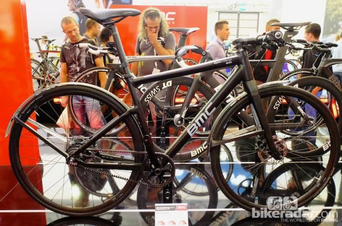 In stealth finish, this AC01 comes with a belt drive and Shimano Alfine 11sp hub gear. It also has aluminium mudguards that can be fitted or removed in minutes.