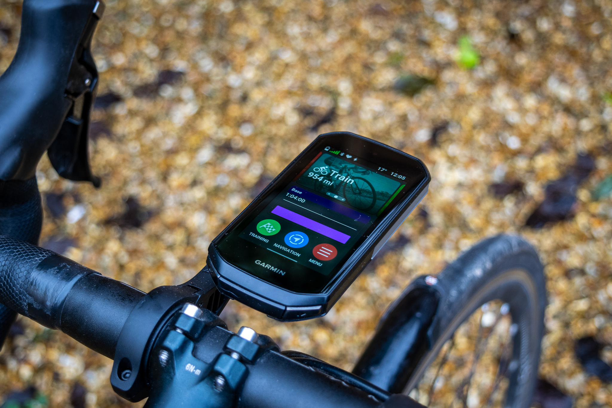 An image of Garmin Edge 1050 on a handlebar mount