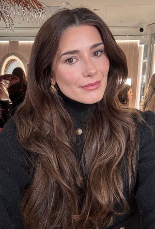 Eleanor wearing Charlotte Tilbury eyeshadow palette in Super Neutral