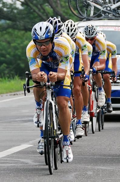 Grupo Elite El Mago Editores in action during the stage 2a team time trial.