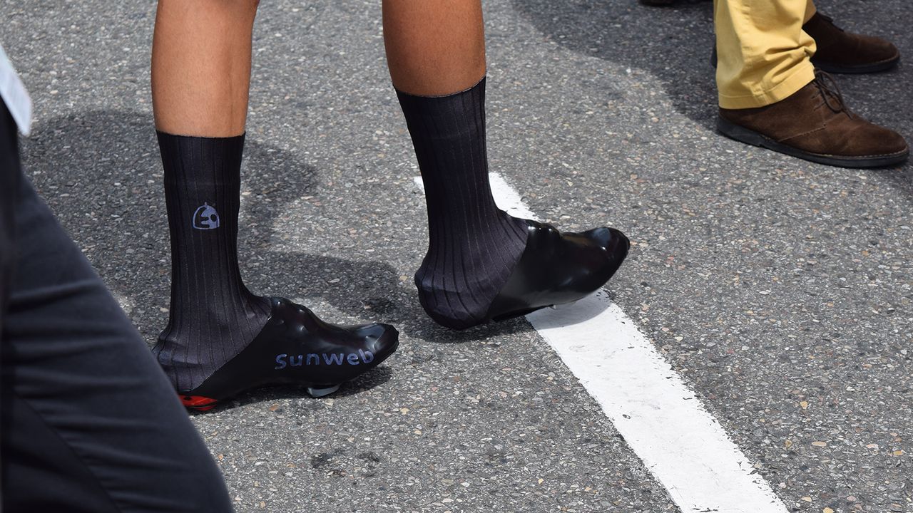 Despite leaving Team Sunweb at the end of last season, Warren Barguil clearly still has a penchant for his old team-issue overshoes