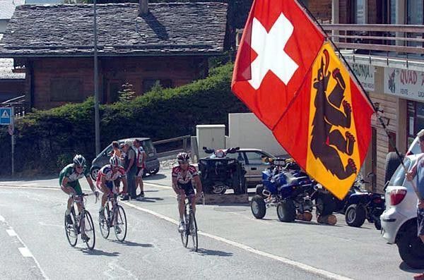 Bobby Julich (CSC) leads a group up for 31st