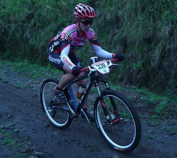 Angela Parra on her way to winning stage 3 of La Ruta