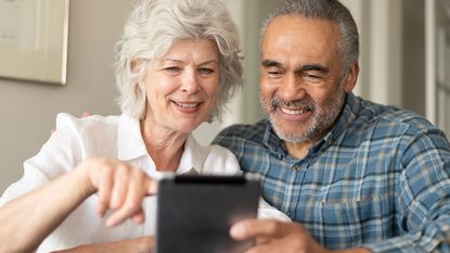 Old couple looking at a tablet © Getty Images/iStockphoto