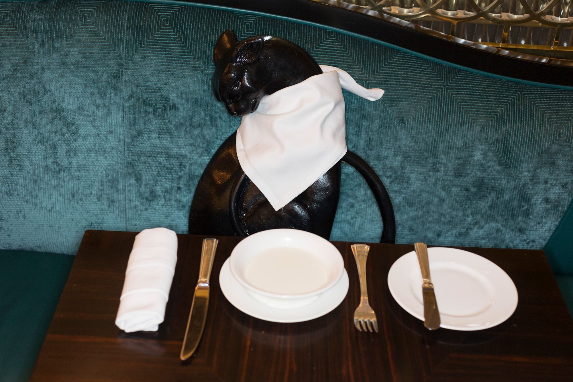 How to host the perfect dinner party (no tablescaping allowed)