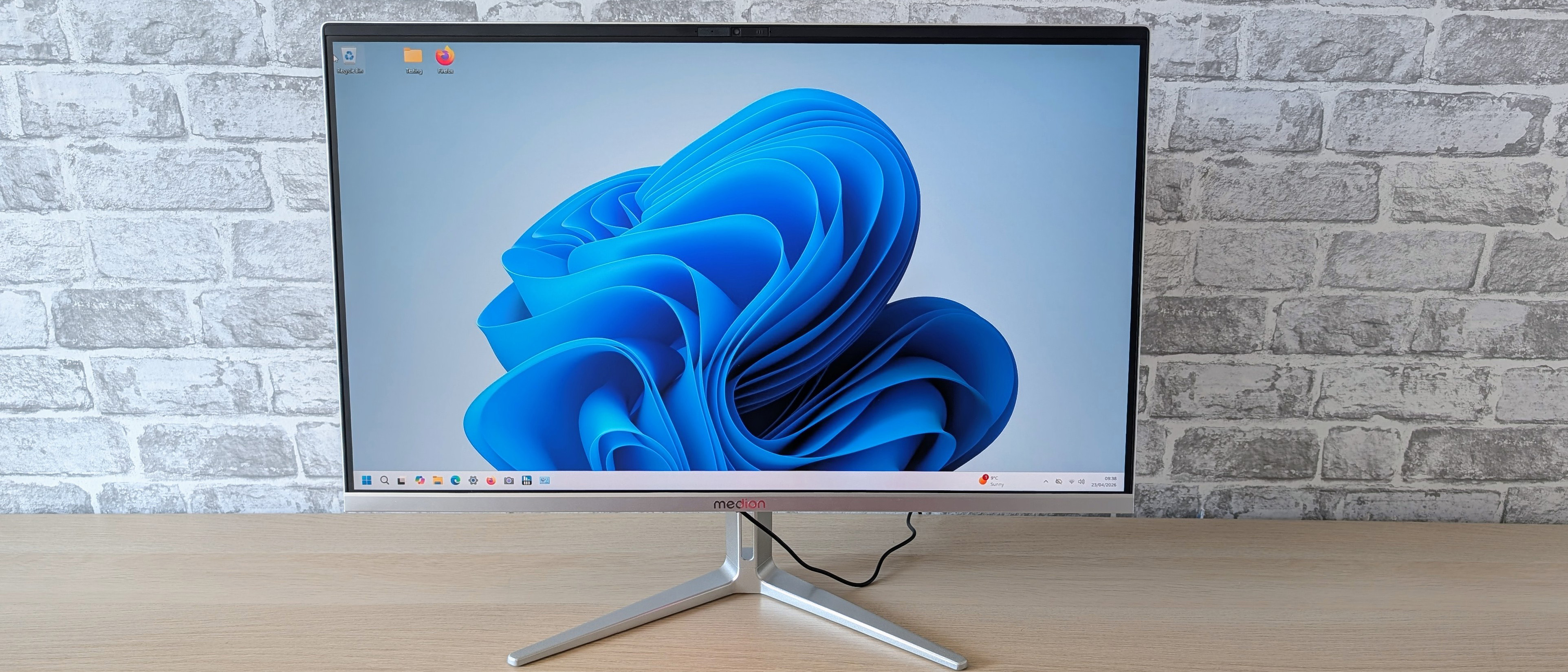 The Medion Signium 27 S1 all-in-one PC on a desk