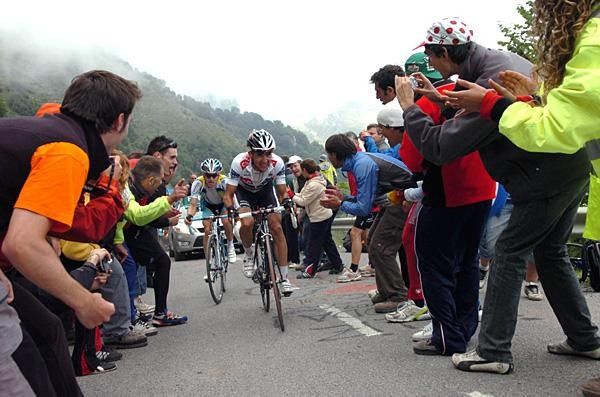 Carlos Sastre (CSC-Saxo Bank) leads Levi Leipheimer (Astana) up the Alto de l'Angliru.