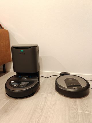 Wilfa Innobot RVC-D4000SL+ och iRobot Roomba i7 sida vid sida.