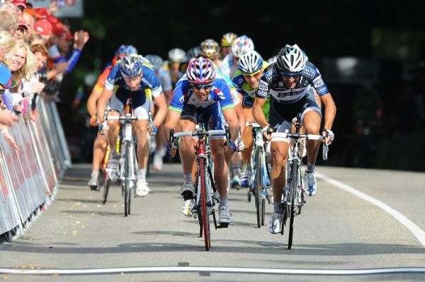 Robbie McEwen (Katusha) and Lucas Sebastian Haedo (Saxo Bank) duel for top honours at the conclusion of stage one.