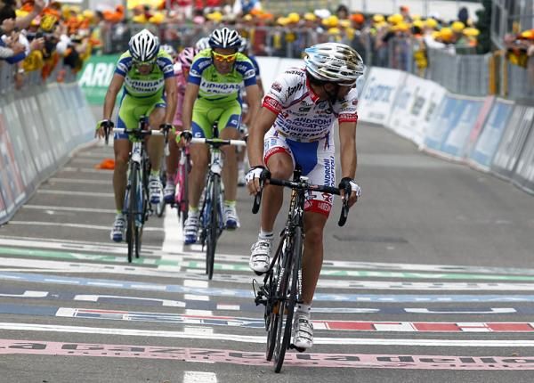 Michele Scarponi (Androni Giocattoli) checks the gap to Ivan Basso and Vincenzo Nibali at the finish.
