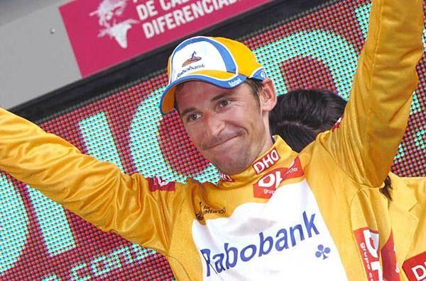 Menchov gets the leader's jersey after stage 12