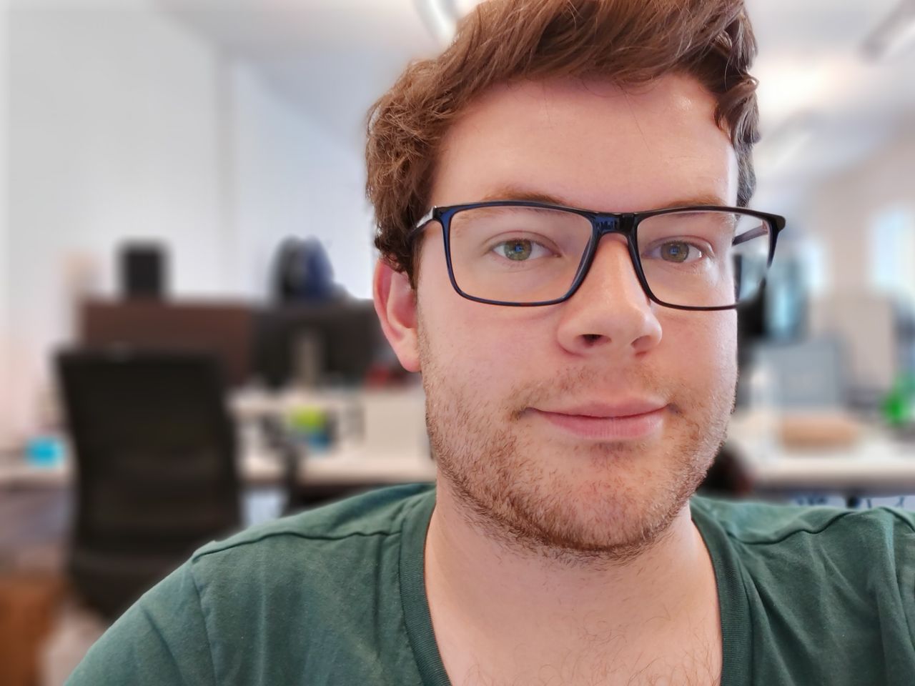 This is everything I want from a selfie - a background that's blurred to the perfect level, and a face that isn't blurred too.