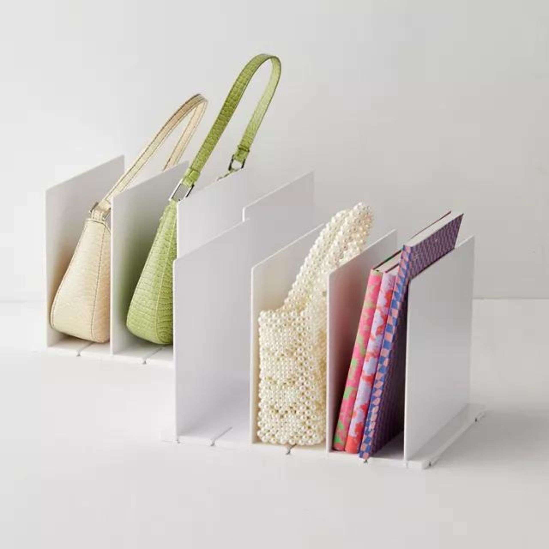 Penyelenggara lemari dengan dompet dan buku catatan