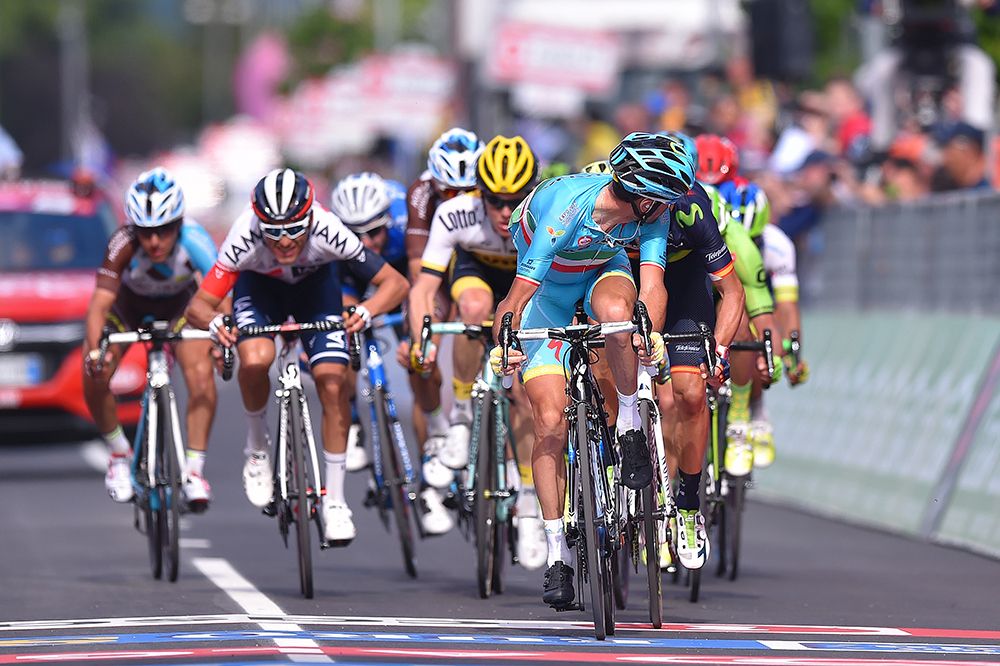Vincenzo Nibali checks who is the front group after picking up the bonus seconds on the line