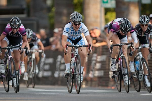 Mary Ellen Ash (Metromint Cycling) wins the women's race ahead of teh hard-charging Primal/Map My Ride and Vanderkitten-Focus teams.