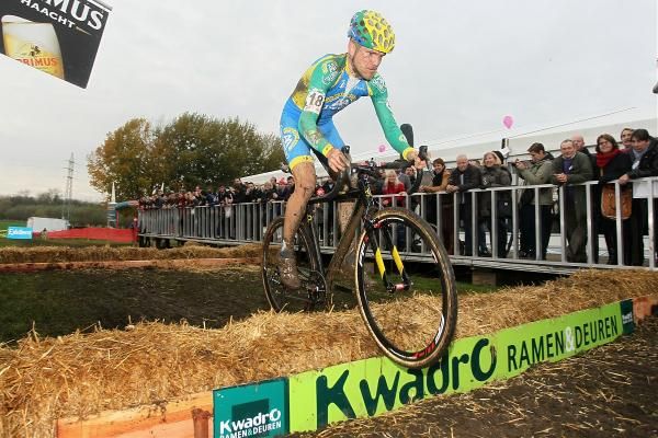 Bart Aernouts (AA Drink) goes over the haybales
